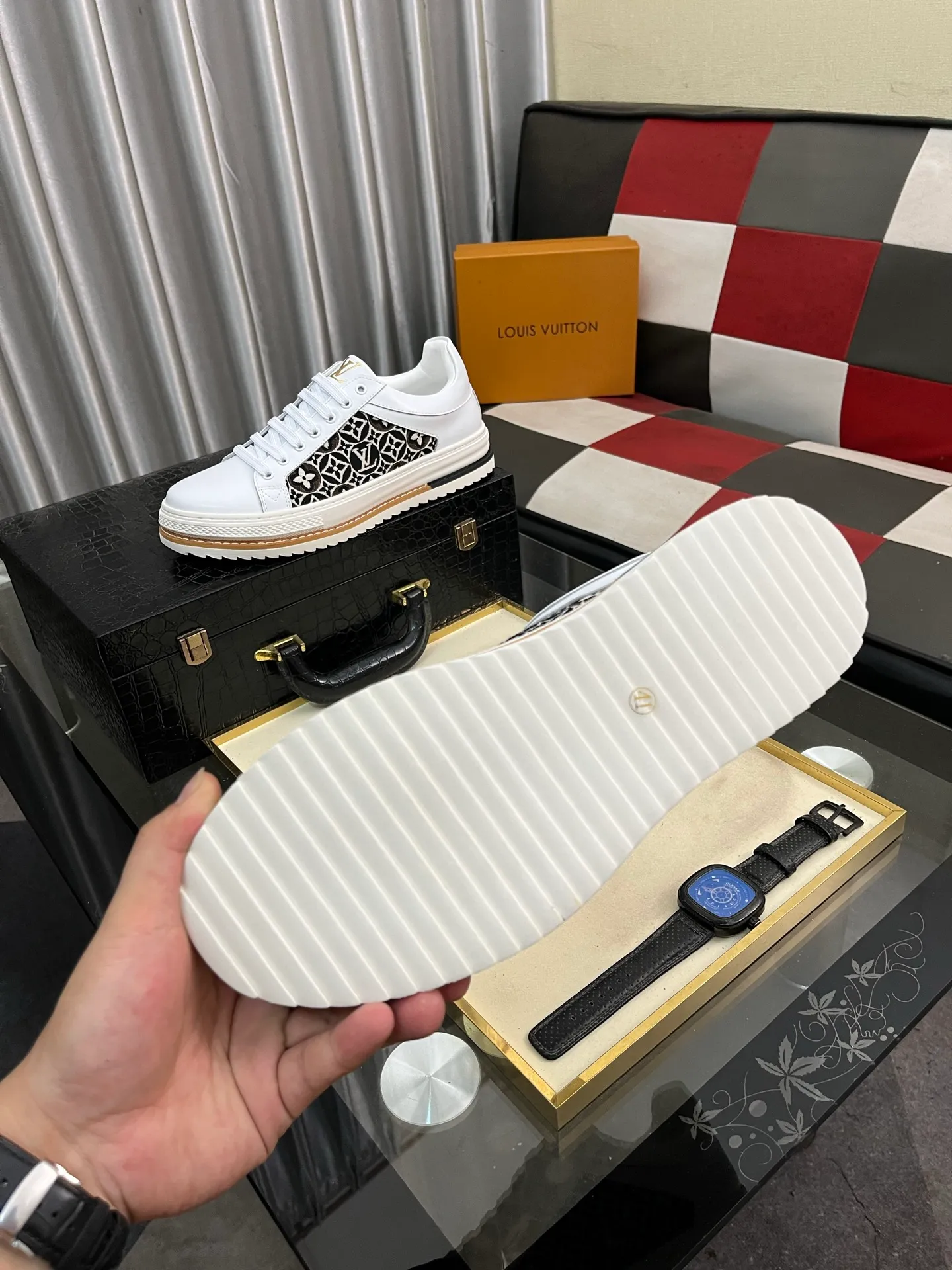 Men's shoes 💰420⌚️⌚️LV's new men's high-end casual sports shoes, using imported first-layer cowhide silk-screened brand lougou, original ultra-light TPU outsole, wear-resistant and comfortable, Monogram lougou embellished rubber outsole, breathable mesh lining, versatile classic style! Size: 38-442️⃣Colors available